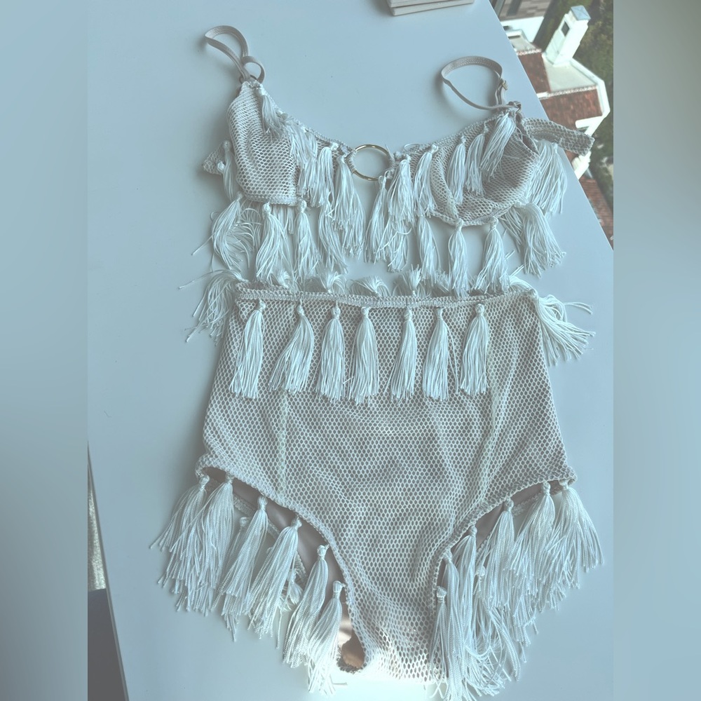 White small net set.